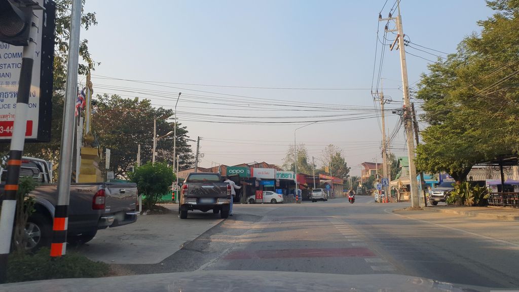 ภาพถนนตรงที่ เอ๋ บาร์เบอร์ & บิวตี้ ตั้งอยู่ ถ่ายโดย jrcarlsen พ.ศ. 2566 (2023) · A street-level view of where เอ๋ บาร์เบอร์ & บิวตี้ · E Barber & Beauty stands, by jrcarlsen in 2566 (2023)