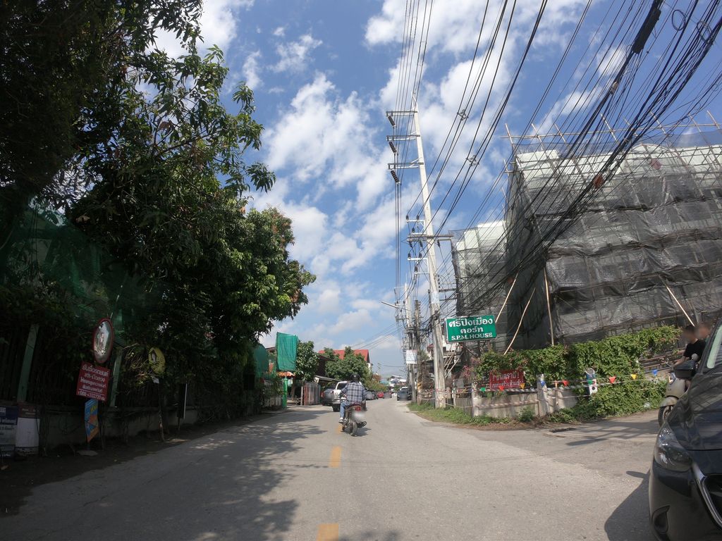 ภาพถนนตรงที่ เรียนภาษาจีน วันละนิด ตั้งอยู่ ถ่ายโดย chanuwath_grab พ.ศ. 2562 (2019) · A street-level view of where เรียนภาษาจีน วันละนิด · Rianphasachin Wanlanit stands, by chanuwath_grab in 2562 (2019)