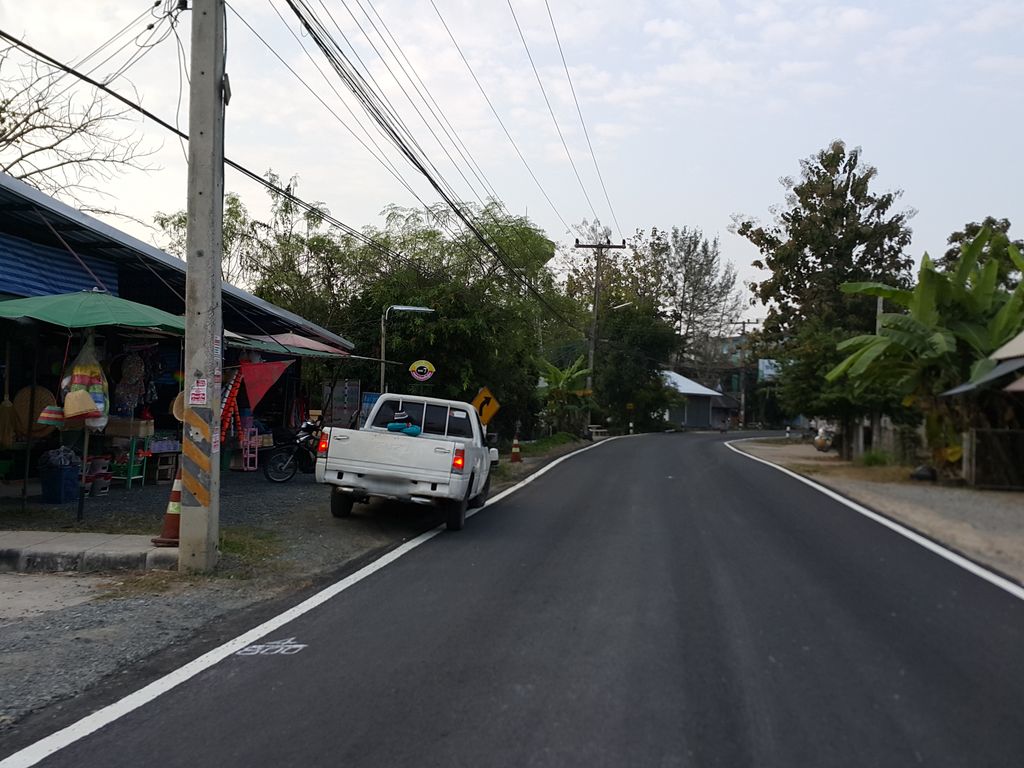 ภาพถนนตรงที่ พิซซ่า & วิวปัง สาขาท่ารั้ว ตั้งอยู่ ถ่ายโดย jrcarlsen พ.ศ. 2558 (2015) · A street-level view of where พิซซ่า & วิวปัง สาขาท่ารั้ว · Pizza & View Pang Sakha Tha Rua stands, by jrcarlsen in 2558 (2015)