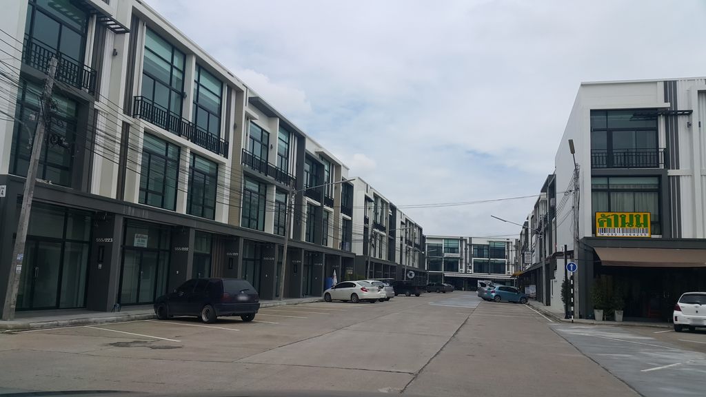 ภาพถนนตรงที่ Fifth Avenue Meechoke - Chiang Mai ตั้งอยู่ ถ่ายโดย jrcarlsen พ.ศ. 2559 (2016) · A street-level view of where Fifth Avenue Meechoke - Chiang Mai stands, by jrcarlsen in 2559 (2016)