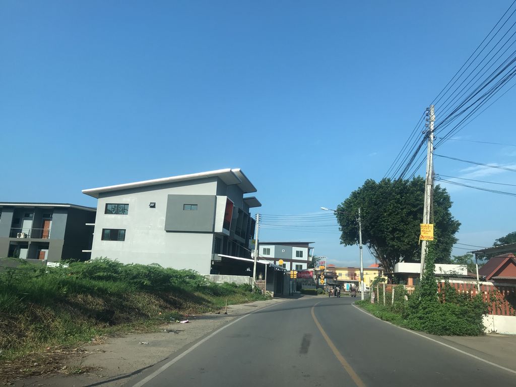 ภาพถนนตรงที่ จิ้มจุ่ม กุ้งเต้น ตั้งอยู่ ถ่ายโดย prasert พ.ศ. 2561 (2018) · A street-level view of where จิ้มจุ่ม กุ้งเต้น · Chimchum Kungten stands, by prasert in 2561 (2018)