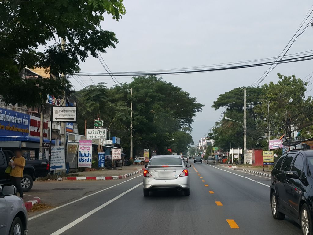 ภาพถนนตรงที่ Ban-Gru Cafe Chiang Mai ตั้งอยู่ ถ่ายโดย jrcarlsen พ.ศ. 2558 (2015) · A street-level view of where Ban-Gru Cafe Chiang Mai stands, by jrcarlsen in 2558 (2015)
