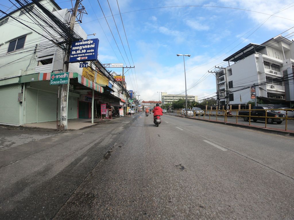 ภาพถนนตรงที่ กรอยเย็นตาโฟ ตั้งอยู่ ถ่ายโดย chanuwath_grab พ.ศ. 2562 (2019) · A street-level view of where กรอยเย็นตาโฟ · Karoiyentafo stands, by chanuwath_grab in 2562 (2019)