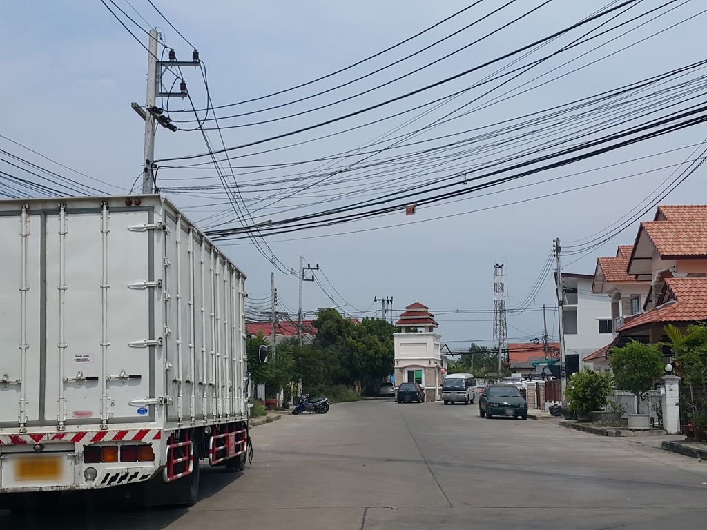 ภาพถนนตรงที่ ออยซีฟู้ดเชียงใหม่ ตั้งอยู่ ถ่ายโดย jrcarlsen พ.ศ. 2559 (2016) · A street-level view of where ออยซีฟู้ดเชียงใหม่ · Oi Seafood Chiang Mai stands, by jrcarlsen in 2559 (2016)