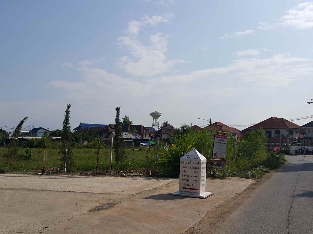 ภาพถนนตรงที่ The Loft House Sansai ตั้งอยู่ ถ่ายโดย jrcarlsen พ.ศ. 2558 (2015) · A street-level view of where The Loft House Sansai stands, by jrcarlsen in 2558 (2015)