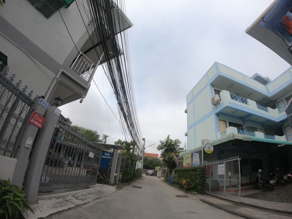 ภาพถนนตรงที่ บ้านพงษ์พันธ์ ตั้งอยู่ ถ่ายโดย chanuwath_grab พ.ศ. 2562 (2019) · A street-level view of where บ้านพงษ์พันธ์ · Ban Phong Phan stands, by chanuwath_grab in 2562 (2019)