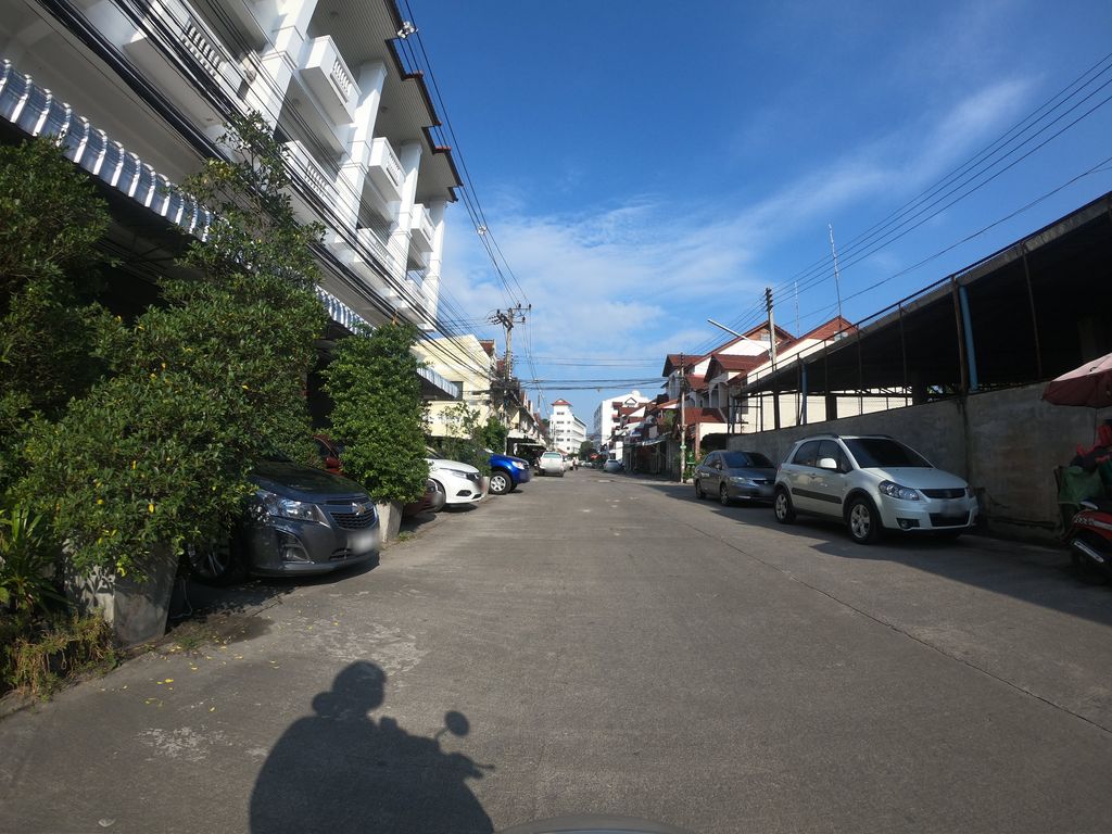 ภาพถนนตรงที่ Glass Cafe ตั้งอยู่ ถ่ายโดย chanuwath_grab พ.ศ. 2562 (2019) · A street-level view of where Glass Cafe stands, by chanuwath_grab in 2562 (2019)