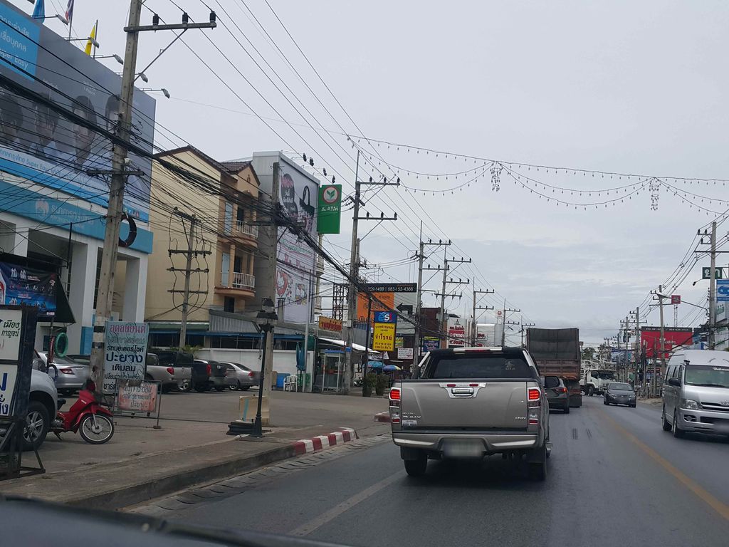 ภาพถนนตรงที่ สะพานเหลืองคาเฟ่ ตั้งอยู่ ถ่ายโดย jrcarlsen พ.ศ. 2558 (2015) · A street-level view of where สะพานเหลืองคาเฟ่ · Saphan Lueang Café stands, by jrcarlsen in 2558 (2015)