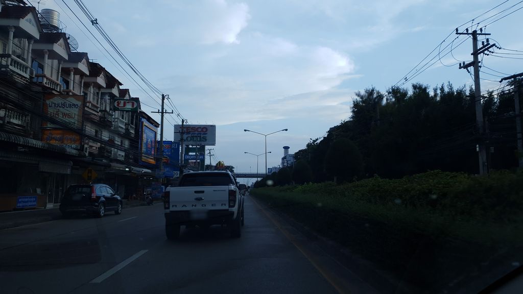 ภาพถนนตรงที่ ลุงอ้วนวาฟเฟิล ตั้งอยู่ ถ่ายโดย silamanee พ.ศ. 2561 (2018) · A street-level view of where ลุงอ้วนวาฟเฟิล · Lung Uan Waffle stands, by silamanee in 2561 (2018)