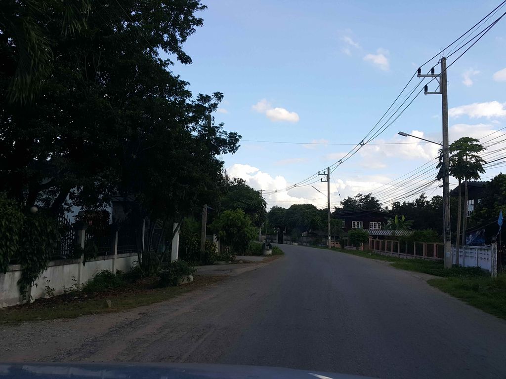 ภาพถนนตรงที่ ร้านส้มตำ ป.ปลื้ม ตั้งอยู่ ถ่ายโดย jrcarlsen พ.ศ. 2558 (2015) · A street-level view of where ร้านส้มตำ ป.ปลื้ม · Ran Som Tam Pa.pluem stands, by jrcarlsen in 2558 (2015)