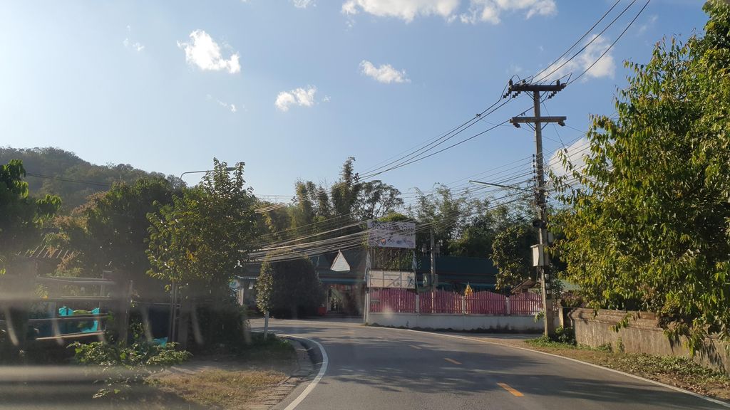 ภาพถนนตรงที่ ปลายดอย มินิมาร์ท & หมูกระทะปุฟเฟ่ ตั้งอยู่ ถ่ายโดย jrcarlsen พ.ศ. 2565 (2022) · A street-level view of where ปลายดอย มินิมาร์ท & หมูกระทะปุฟเฟ่ · Plaidoi Mini Mart & Mukratha Pup Fe stands, by jrcarlsen in 2565 (2022)