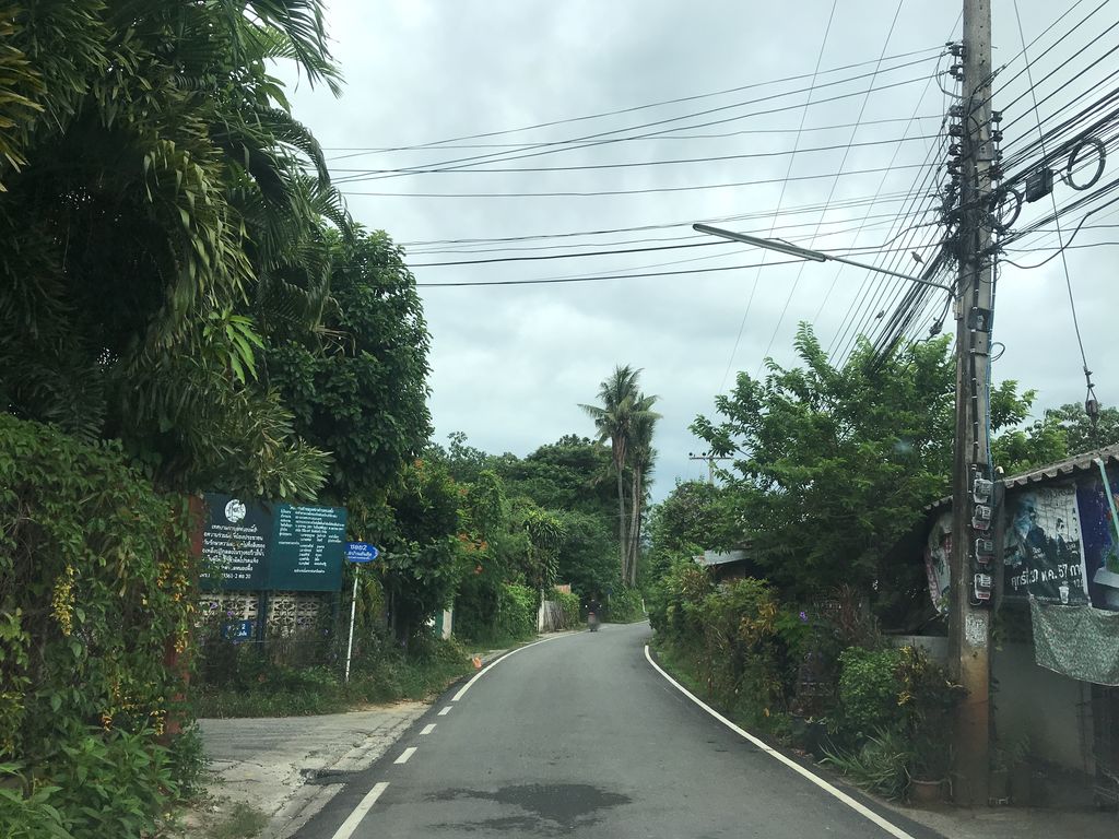 ภาพถนนตรงที่ แดงคาเฟ่ ตั้งอยู่ ถ่ายโดย prasert พ.ศ. 2561 (2018) · A street-level view of where แดงคาเฟ่ · Daengkhafe stands, by prasert in 2561 (2018)
