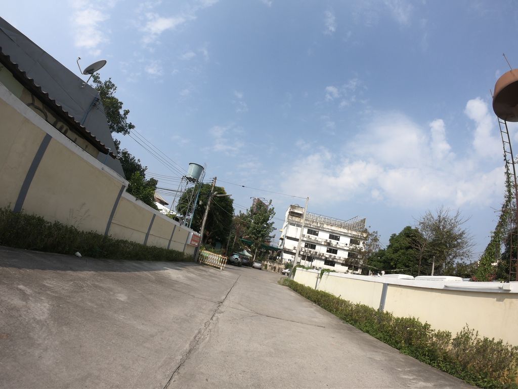 ภาพถนนตรงที่ Hongkhao Village ตั้งอยู่ ถ่ายโดย chanuwath_grab พ.ศ. 2562 (2019) · A street-level view of where Hongkhao Village stands, by chanuwath_grab in 2562 (2019)