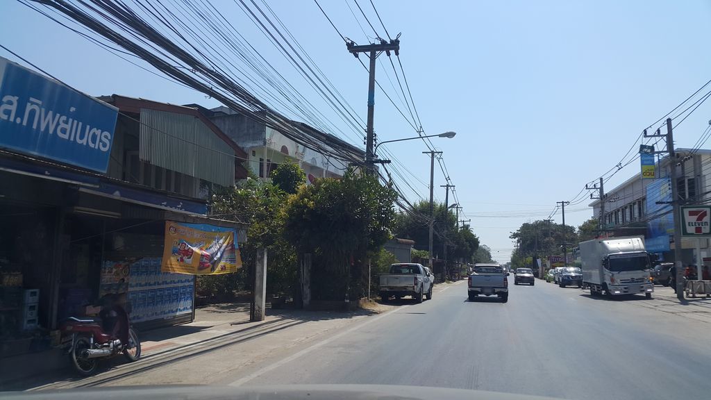 ภาพถนนตรงที่ Mike Car Care and Service ตั้งอยู่ ถ่ายโดย jrcarlsen พ.ศ. 2560 (2017) · A street-level view of where Mike Car Care and Service stands, by jrcarlsen in 2560 (2017)