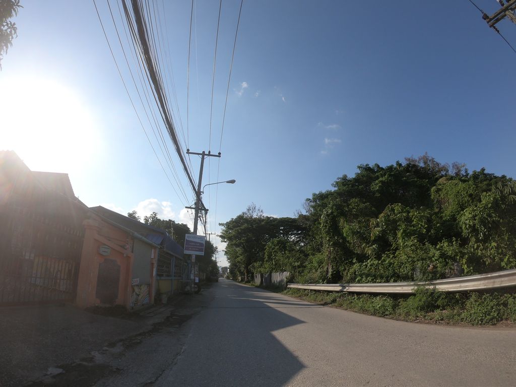 ภาพถนนตรงที่ ร้านน้องฟิวส์เอ็นจอย ตั้งอยู่ ถ่ายโดย chanuwath_grab พ.ศ. 2562 (2019) · A street-level view of where ร้านน้องฟิวส์เอ็นจอย · Ran Nong Fio Enchoi stands, by chanuwath_grab in 2562 (2019)