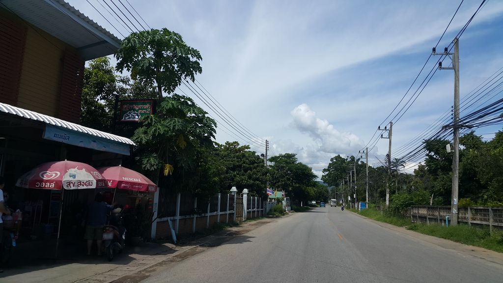 ภาพถนนตรงที่ เมย์ คอฟฟี่ ตั้งอยู่ ถ่ายโดย jrcarlsen พ.ศ. 2559 (2016) · A street-level view of where เมย์ คอฟฟี่ · May Coffee stands, by jrcarlsen in 2559 (2016)