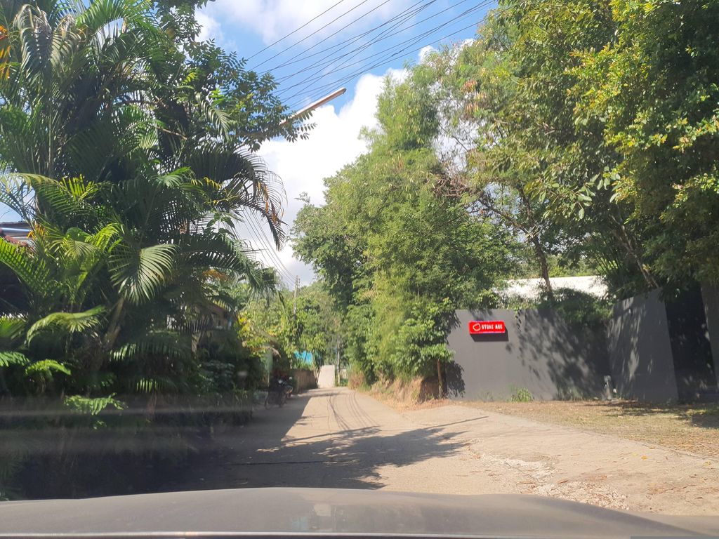 ภาพถนนตรงที่ Uma Resort ตั้งอยู่ ถ่ายโดย jrcarlsen พ.ศ. 2566 (2023) · A street-level view of where Uma Resort stands, by jrcarlsen in 2566 (2023)