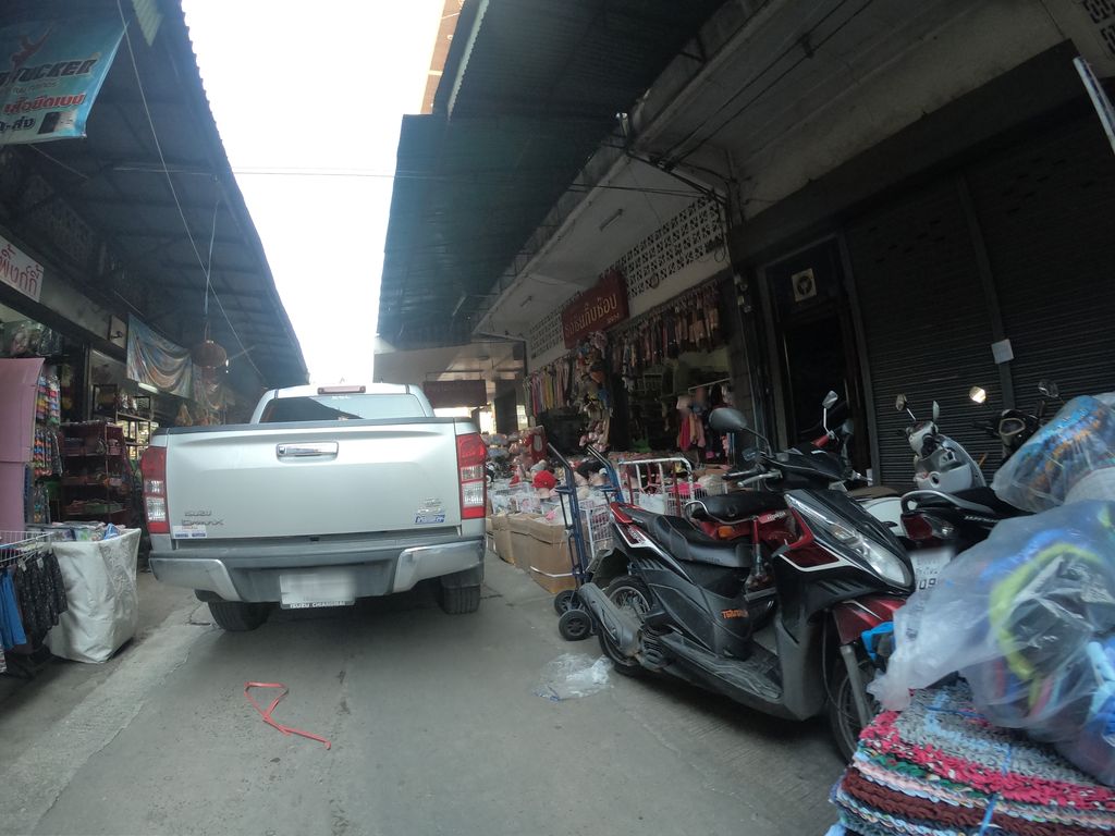 ภาพถนนตรงที่ ตลาดนวรัตน์ ตั้งอยู่ ถ่ายโดย chanuwath_grab พ.ศ. 2562 (2019) · A street-level view of where ตลาดนวรัตน์ · Norat Market stands, by chanuwath_grab in 2562 (2019)