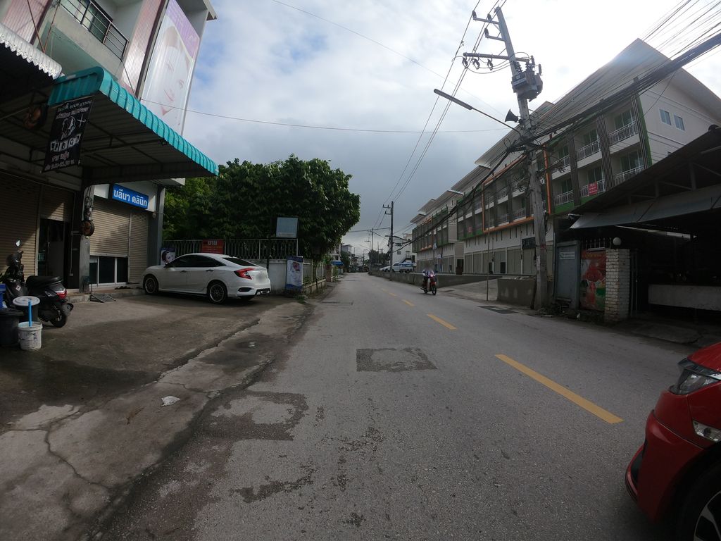 ภาพถนนตรงที่ Naleena Clinic ตั้งอยู่ ถ่ายโดย chanuwath_grab พ.ศ. 2562 (2019) · A street-level view of where Naleena Clinic stands, by chanuwath_grab in 2562 (2019)