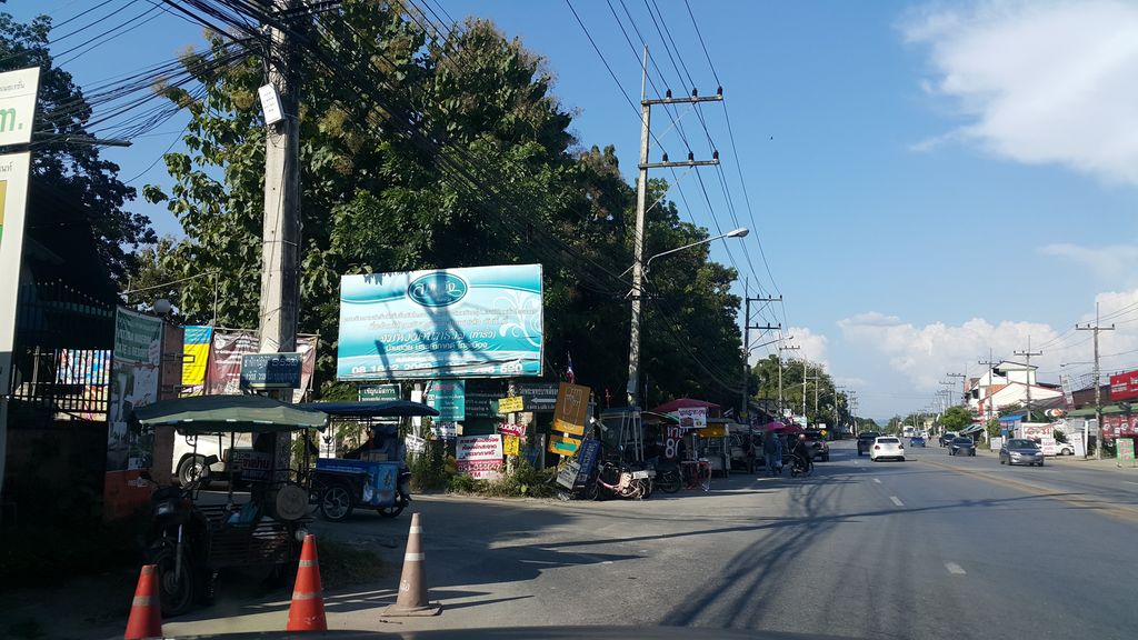 ภาพถนนตรงที่ Figs Story ChiangMai ตั้งอยู่ ถ่ายโดย jrcarlsen พ.ศ. 2559 (2016) · A street-level view of where Figs Story ChiangMai stands, by jrcarlsen in 2559 (2016)