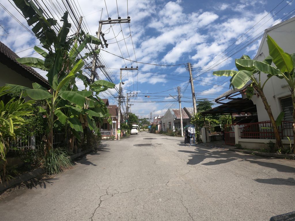 ภาพถนนตรงที่ Bandin Resort ตั้งอยู่ ถ่ายโดย chanuwath_grab พ.ศ. 2562 (2019) · A street-level view of where Bandin Resort stands, by chanuwath_grab in 2562 (2019)