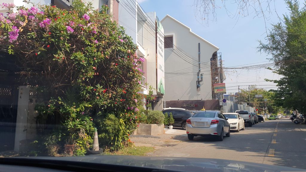 ภาพถนนตรงที่ Chicken Like ไก่ทอด ตั้งอยู่ ถ่ายโดย jrcarlsen พ.ศ. 2566 (2023) · A street-level view of where Chicken Like ไก่ทอด stands, by jrcarlsen in 2566 (2023)