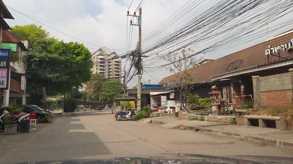 ภาพถนนตรงที่ ดารินทร์ DarinClub ตั้งอยู่ ถ่ายโดย jrcarlsen พ.ศ. 2565 (2022) · A street-level view of where ดารินทร์ DarinClub stands, by jrcarlsen in 2565 (2022)