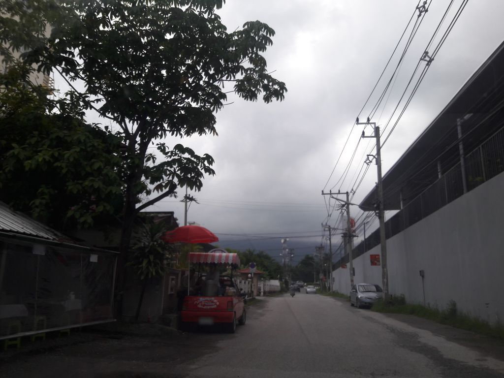 ภาพถนนตรงที่ Alinda Clinic - เอลินดา คลินิกเวชกรรม ตั้งอยู่ ถ่ายโดย superbate พ.ศ. 2561 (2018) · A street-level view of where Alinda Clinic - เอลินดา คลินิกเวชกรรม stands, by superbate in 2561 (2018)