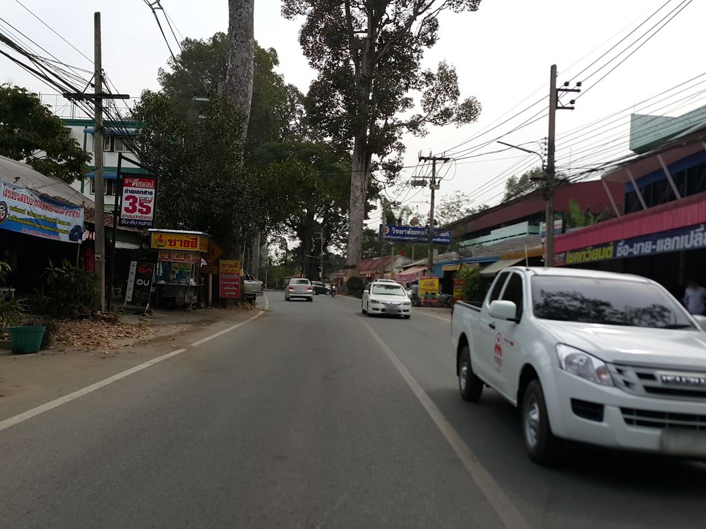 ภาพถนนตรงที่ ฟาร์มผึ้งสยาม ตั้งอยู่ ถ่ายโดย jrcarlsen พ.ศ. 2557 (2014) · A street-level view of where ฟาร์มผึ้งสยาม · Farm Phueng Sayam stands, by jrcarlsen in 2557 (2014)