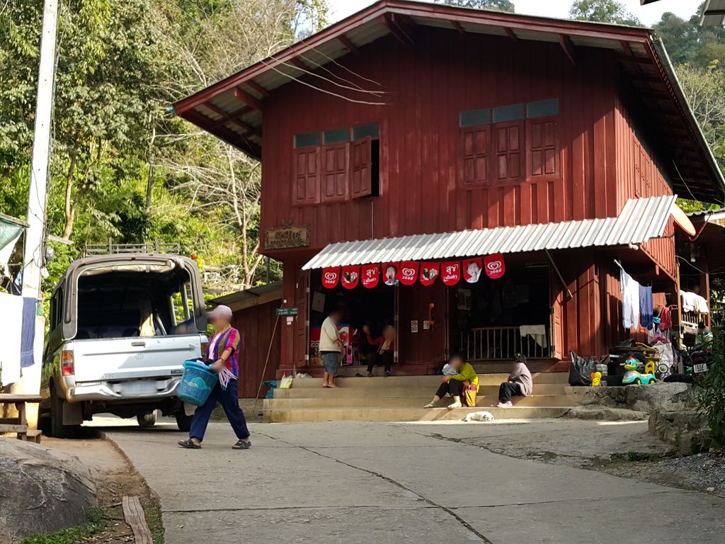 ภาพถนนตรงที่ Ma Du Doi Coffee แม่กำปอง ตั้งอยู่ ถ่ายโดย jrcarlsen พ.ศ. 2558 (2015) · A street-level view of where Ma Du Doi Coffee แม่กำปอง stands, by jrcarlsen in 2558 (2015)