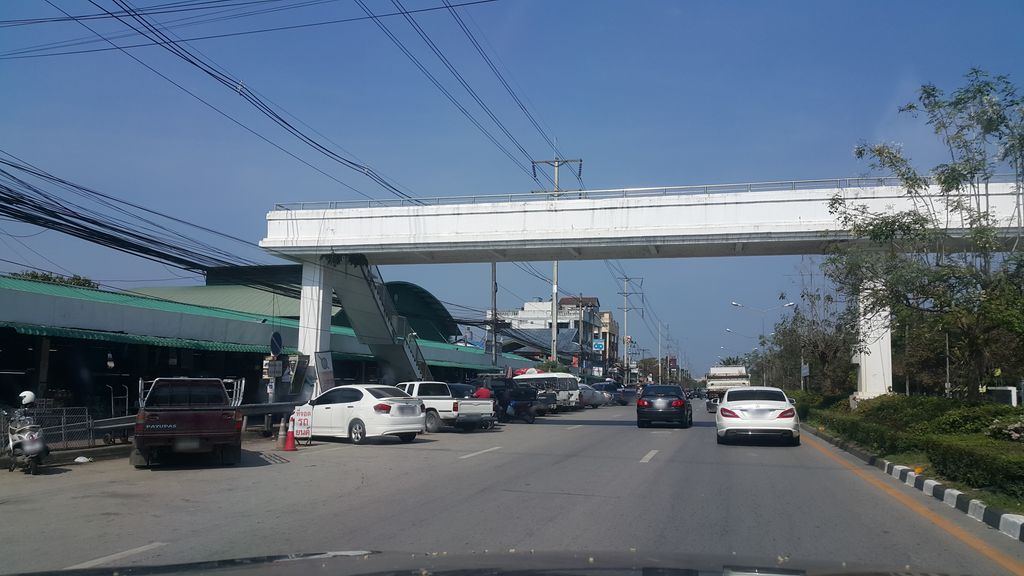 ภาพถนนตรงที่ ร้านขายยา เอกเภสัช ตั้งอยู่ ถ่ายโดย jrcarlsen พ.ศ. 2562 (2019) · A street-level view of where ร้านขายยา เอกเภสัช · Ekphesat Pharmacy stands, by jrcarlsen in 2562 (2019)