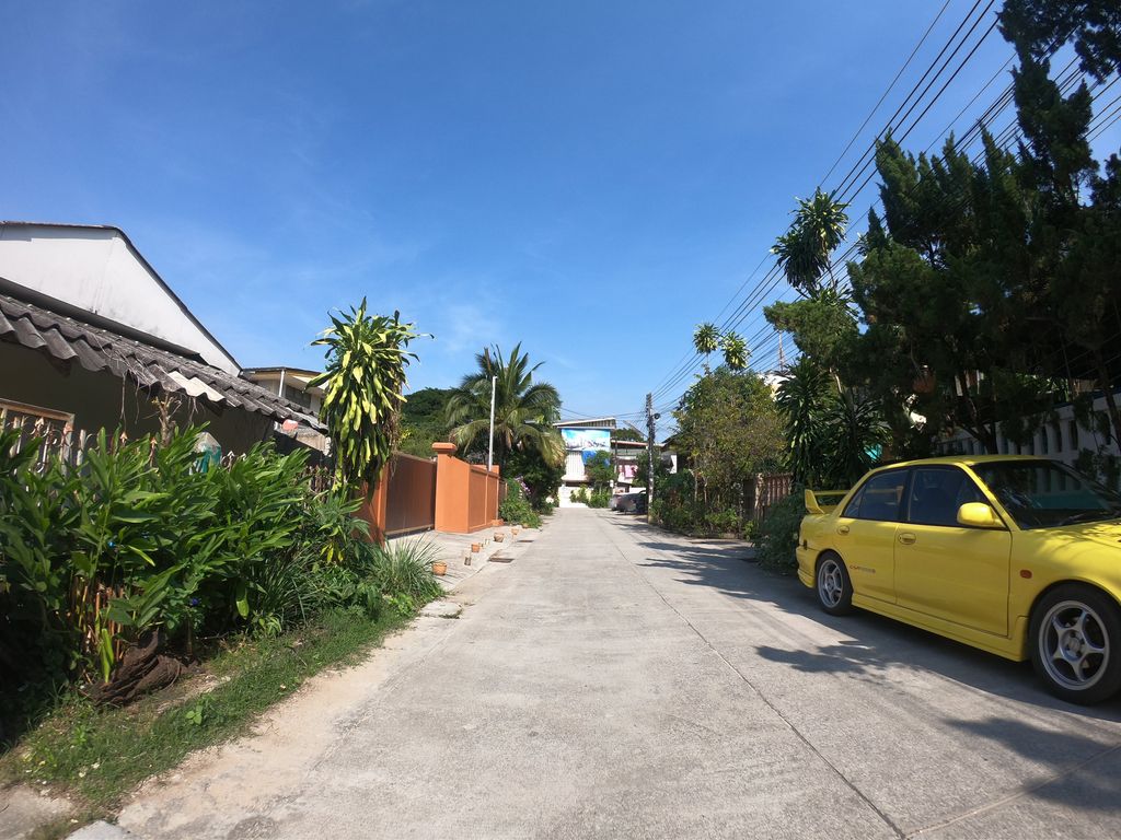 ภาพถนนตรงที่ คาเฟ่ ในซอย ตั้งอยู่ ถ่ายโดย chanuwath_grab พ.ศ. 2562 (2019) · A street-level view of where คาเฟ่ ในซอย · Café Naisoi stands, by chanuwath_grab in 2562 (2019)