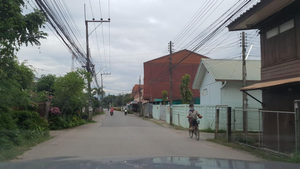 ภาพถนนตรงที่ ของขวัญ กาแฟสด ตั้งอยู่ ถ่ายโดย jrcarlsen พ.ศ. 2564 (2021) · A street-level view of where ของขวัญ กาแฟสด · Khongkhwan Kafaetda stands, by jrcarlsen in 2564 (2021)