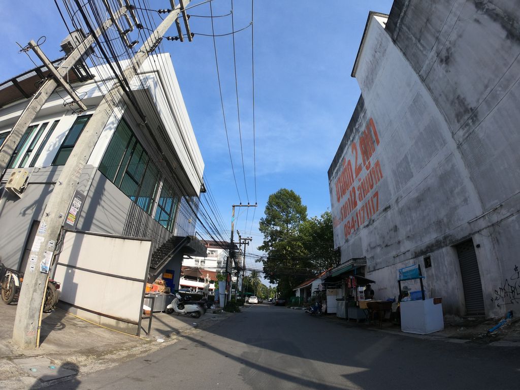 ภาพถนนตรงที่ SCAPE Lanna Apartment ตั้งอยู่ ถ่ายโดย chanuwath_grab พ.ศ. 2562 (2019) · A street-level view of where SCAPE Lanna Apartment stands, by chanuwath_grab in 2562 (2019)
