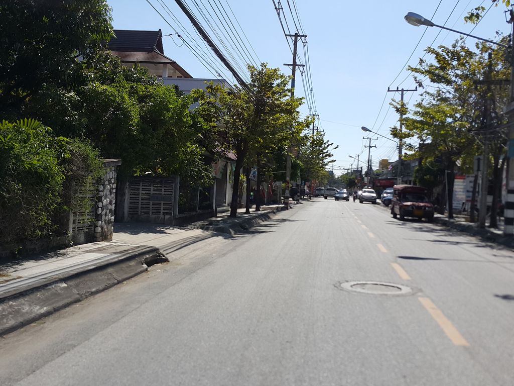 ภาพถนนตรงที่ Mellow Cat Coffee (Coffee Shop. Not a cat cafe and not a hostel.) ตั้งอยู่ ถ่ายโดย jrcarlsen พ.ศ. 2558 (2015) · A street-level view of where Mellow Cat Coffee (Coffee Shop. Not a cat cafe and not a hostel.) stands, by jrcarlsen in 2558 (2015)