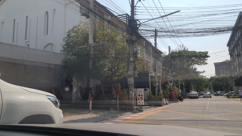 ภาพถนนตรงที่ Cherlock hotel ตั้งอยู่ ถ่ายโดย jrcarlsen พ.ศ. 2566 (2023) · A street-level view of where Cherlock hotel stands, by jrcarlsen in 2566 (2023)