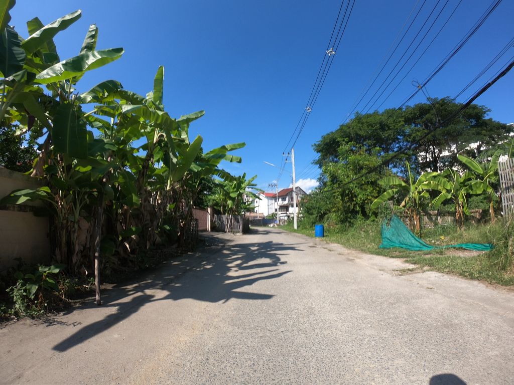 ภาพถนนตรงที่ Por-Bigbike ตั้งอยู่ ถ่ายโดย chanuwath_grab พ.ศ. 2562 (2019) · A street-level view of where Por-Bigbike stands, by chanuwath_grab in 2562 (2019)