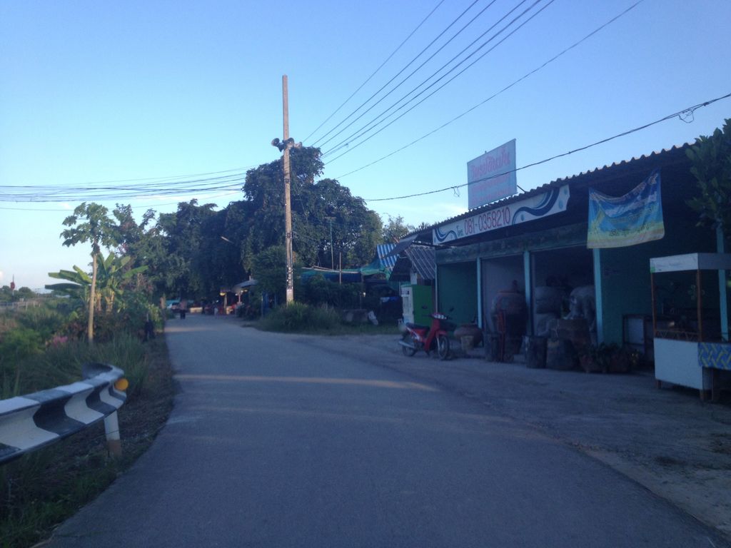 ภาพถนนตรงที่ วิฑูรย์ ดินปั้น - Vitoon Dinpun ตั้งอยู่ ถ่ายโดย jimwatana พ.ศ. 2558 (2015) · A street-level view of where วิฑูรย์ ดินปั้น - Vitoon Dinpun stands, by jimwatana in 2558 (2015)