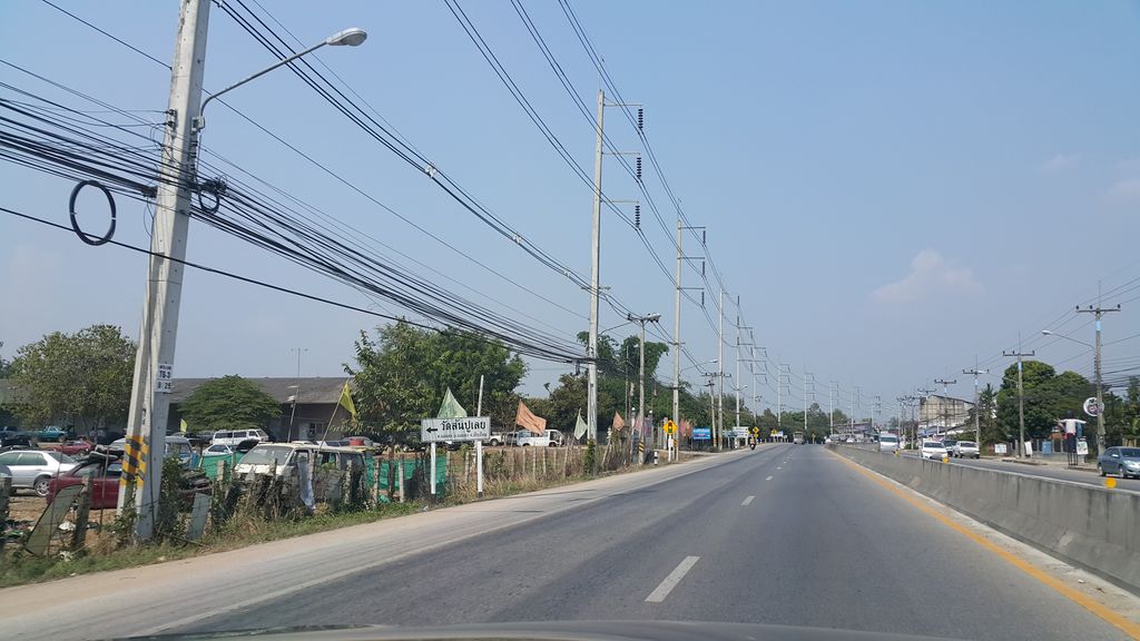 ภาพถนนตรงที่ แม่แตงแทรคเตอร์ ตั้งอยู่ ถ่ายโดย jrcarlsen พ.ศ. 2560 (2017) · A street-level view of where แม่แตงแทรคเตอร์ · Mae Taeng Tractor stands, by jrcarlsen in 2560 (2017)