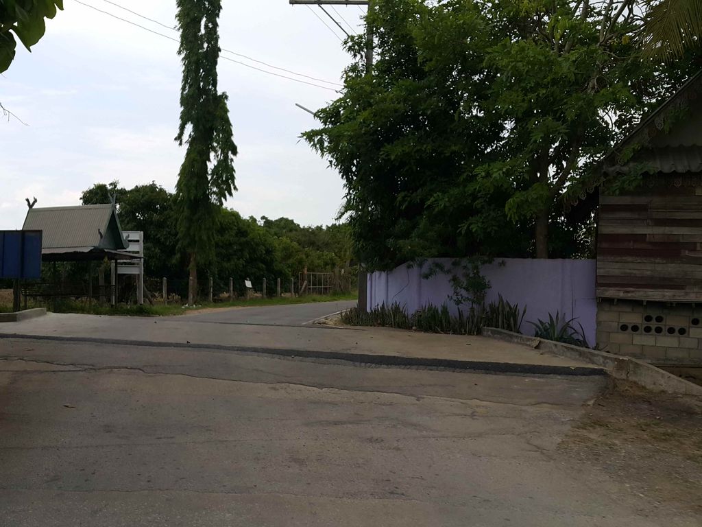 ภาพถนนตรงที่ ขัวล้อง ชวนชม ตั้งอยู่ ถ่ายโดย jrcarlsen พ.ศ. 2558 (2015) · A street-level view of where ขัวล้อง ชวนชม · Khuanong Chuanchom stands, by jrcarlsen in 2558 (2015)