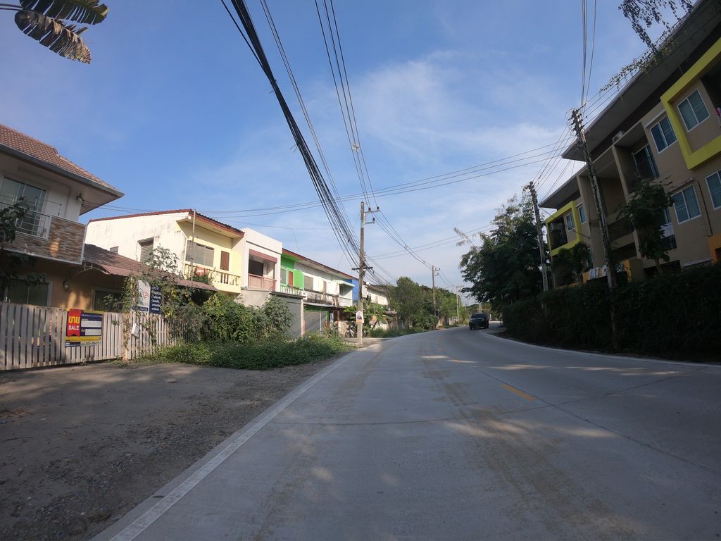 ภาพถนนตรงที่ บ้านสวนเบเกอรี่ ตั้งอยู่ ถ่ายโดย chanuwath_grab พ.ศ. 2562 (2019) · A street-level view of where บ้านสวนเบเกอรี่ · Ban Suan Bakery stands, by chanuwath_grab in 2562 (2019)