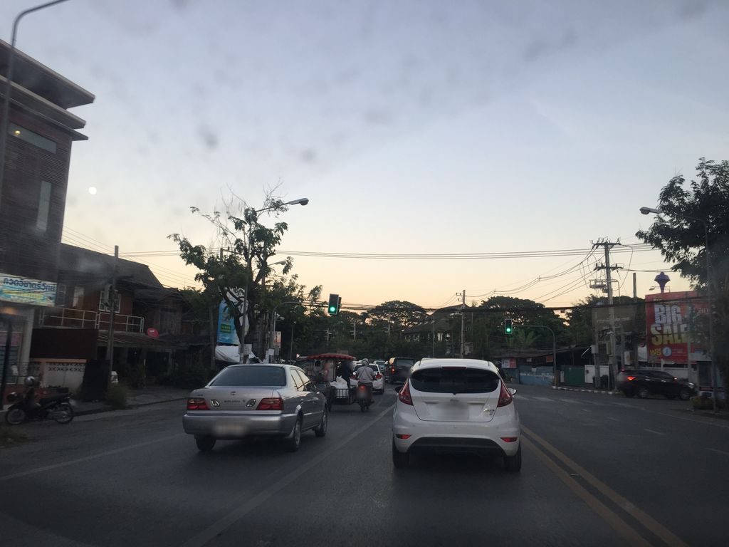 ภาพถนนตรงที่ กวดวิชาตรีวิทย์ ตั้งอยู่ ถ่ายโดย kyoko พ.ศ. 2561 (2018) · A street-level view of where กวดวิชาตรีวิทย์ · Kwotwicha Tri Wit stands, by kyoko in 2561 (2018)