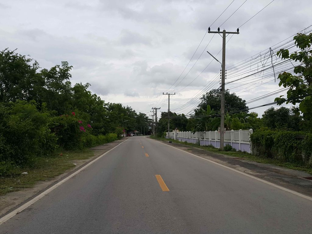 ภาพถนนตรงที่ ตรอ.น้ำฟ้า เซอร์วิส ตั้งอยู่ ถ่ายโดย jrcarlsen พ.ศ. 2558 (2015) · A street-level view of where ตรอ.น้ำฟ้า เซอร์วิส · Taro.nam Fa Service stands, by jrcarlsen in 2558 (2015)