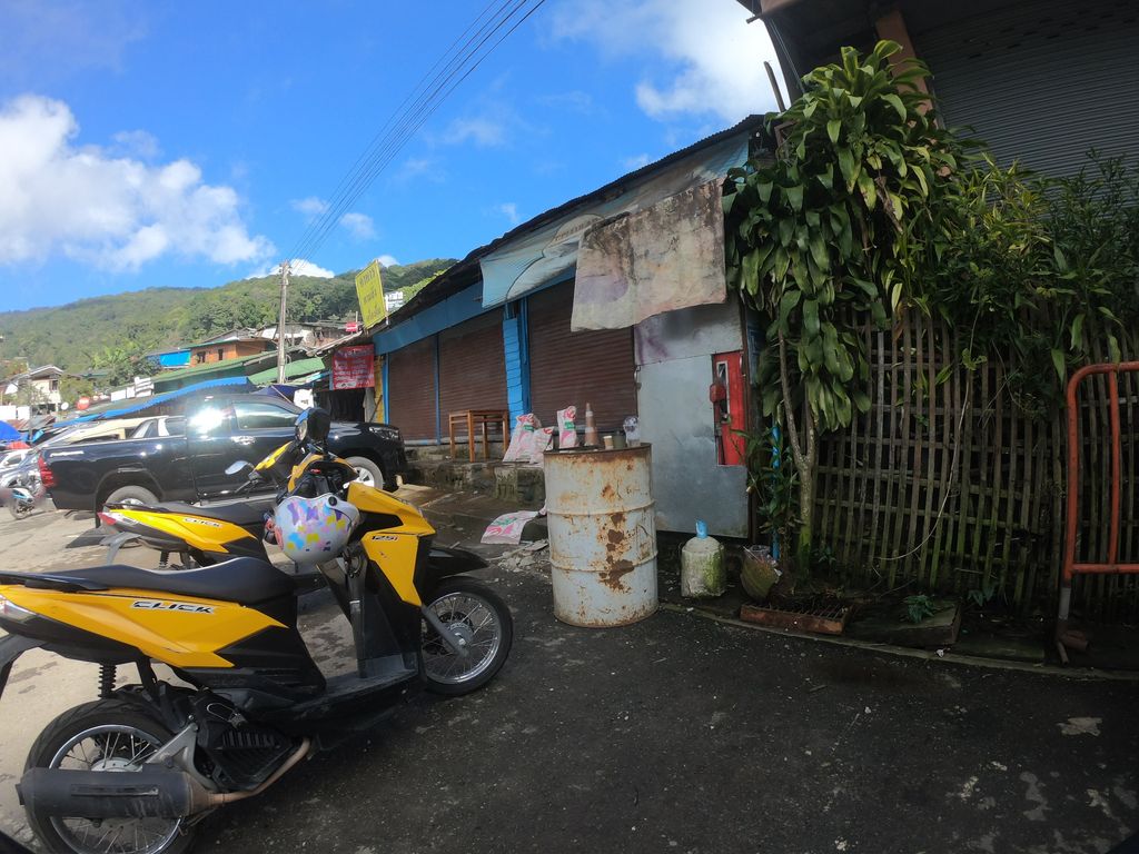 ภาพถนนตรงที่ ร้านชากูซ่า ดอยปุย ตั้งอยู่ ถ่ายโดย chanuwath_grab พ.ศ. 2562 (2019) · A street-level view of where ร้านชากูซ่า ดอยปุย · Ran Cha Ku Sa Doi Pui stands, by chanuwath_grab in 2562 (2019)