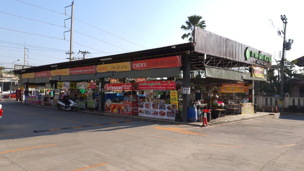 ภาพถนนตรงที่ Kadpakwan กาดผักหวาน แหล่งช็อป ชิม ชิล ในอำเภอหางดง เชียงใหม่ ตั้งอยู่ ถ่ายโดย jrcarlsen พ.ศ. 2562 (2019) · A street-level view of where Kadpakwan กาดผักหวาน แหล่งช็อป ชิม ชิล ในอำเภอหางดง เชียงใหม่ stands, by jrcarlsen in 2562 (2019)