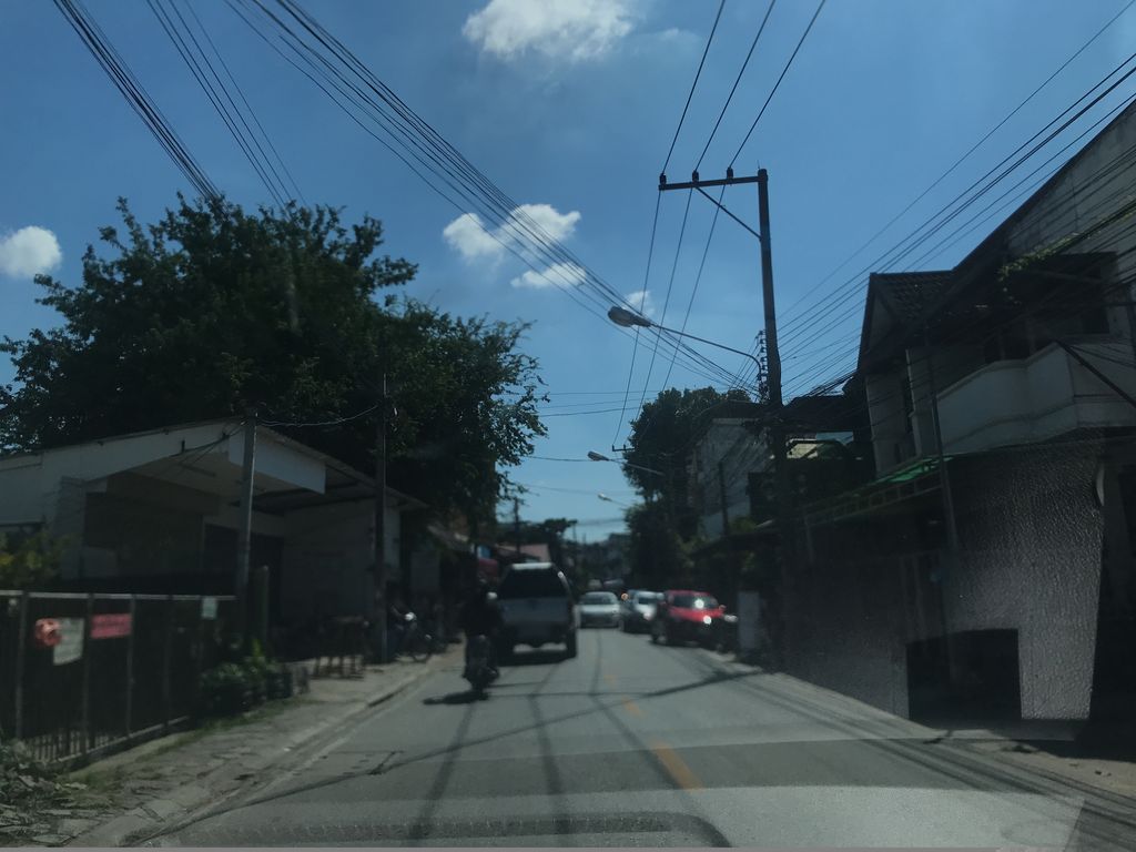 ภาพถนนตรงที่ ร้าน ลานนาเซอร์วิส ตั้งอยู่ ถ่ายโดย prasert พ.ศ. 2561 (2018) · A street-level view of where ร้าน ลานนาเซอร์วิส · Ran Lanna Service stands, by prasert in 2561 (2018)