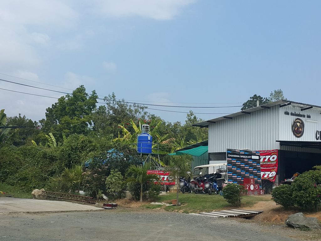 ภาพถนนตรงที่ CMRacingclean ตั้งอยู่ ถ่ายโดย jrcarlsen พ.ศ. 2559 (2016) · A street-level view of where CMRacingclean stands, by jrcarlsen in 2559 (2016)