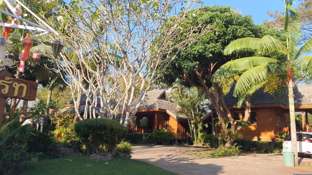 ภาพถนนตรงที่ Romsak Resort ตั้งอยู่ ถ่ายโดย jrcarlsen พ.ศ. 2566 (2023) · A street-level view of where Romsak Resort stands, by jrcarlsen in 2566 (2023)