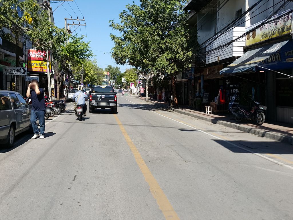 ภาพถนนตรงที่ ร้านอาหารเช้าเชียงใหม่ Chiang Mai Breakfast Restaurant ตั้งอยู่ ถ่ายโดย jrcarlsen พ.ศ. 2558 (2015) · A street-level view of where ร้านอาหารเช้าเชียงใหม่ Chiang Mai Breakfast Restaurant stands, by jrcarlsen in 2558 (2015)