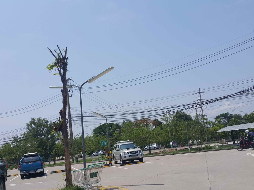 ภาพถนนตรงที่ ขาหมูเยอรมัน ตั้งอยู่ ถ่ายโดย jrcarlsen พ.ศ. 2558 (2015) · A street-level view of where ขาหมูเยอรมัน · Khamuyoenman stands, by jrcarlsen in 2558 (2015)